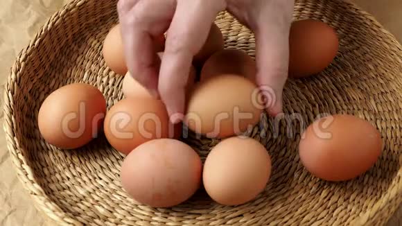 篮子里有棕色的鸡蛋饮食产品视频的预览图