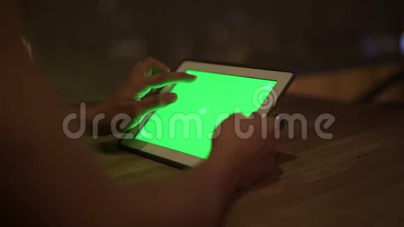 亚洲年轻人使用数码平板电脑的手视频的预览图