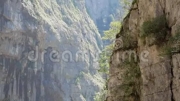 山河峡谷中的悬崖景观视频的预览图