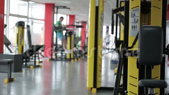 健身俱乐部的气氛许多活跃的人在运动器材上锻炼视频的预览图