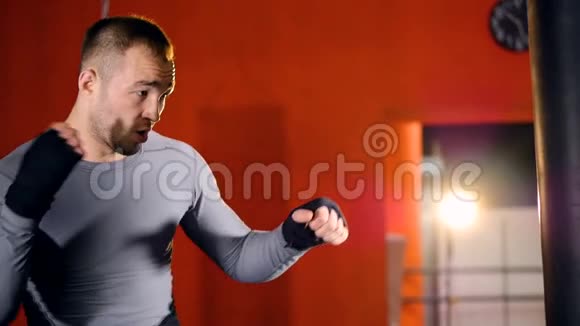 强壮的运动员打拳慢动作视频的预览图