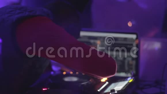 熟练的DJ在混合控制台努力工作播放音乐有乐趣的人视频的预览图