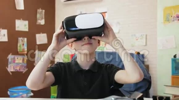可爱的小男孩惊讶于虚拟现实世界视频的预览图