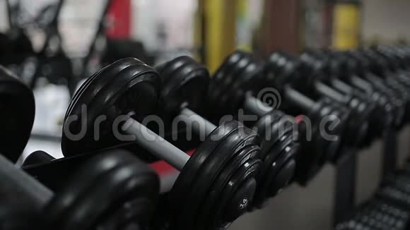 健身房里的气氛男性运动员在锻炼时使用固定重量的哑铃视频的预览图