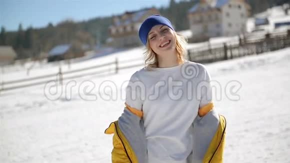 金发女人在阳光明媚的冬日里在户外玩得很开心帅气的年轻女孩视频的预览图