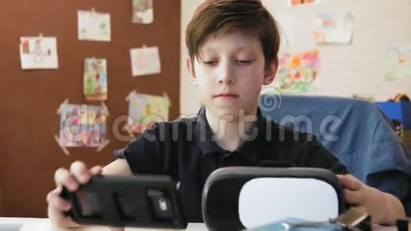 可爱的小男孩戴上虚拟现实耳机探索数字世界视频的预览图