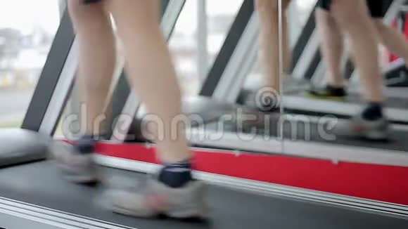 新手运动员在跑步机上行走和跑步体育俱乐部游客锻炼视频的预览图