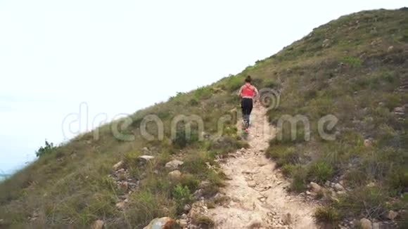 在山路上慢跑的女人运动女孩在山外运动视频的预览图