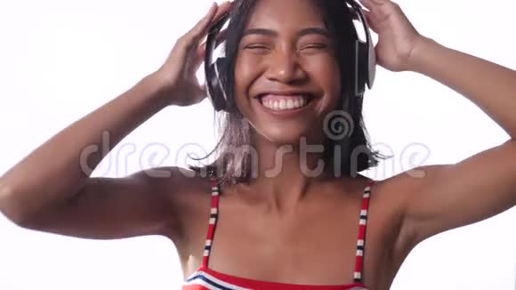 戴着耳机的快乐少女视频的预览图