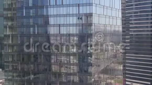 玻璃和混凝土摩天大楼视频的预览图
