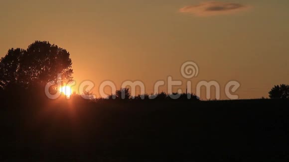 乡村的太阳黄昏时光流逝树后的光线没有云视频的预览图