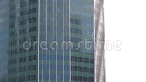 玻璃和混凝土摩天大楼视频的预览图