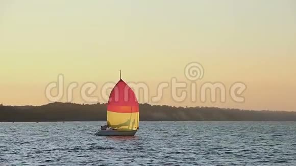 公海帆船壮丽海景极限运动视频的预览图