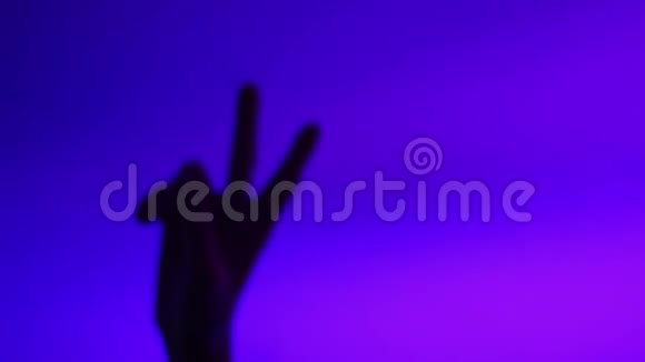 夜总会里的醉舞男男性举起双手显示平安标志视频的预览图