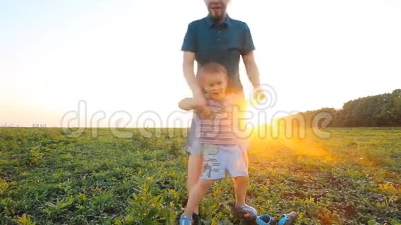 家庭乐趣父亲和他的儿子在空中视频的预览图
