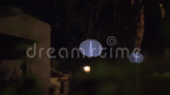 晚上有白色纸灯笼的家庭花园视频的预览图