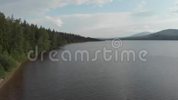 空中摄影乌拉尔山湖Zyuratkul的俯视图山上晴朗的一天视频的预览图