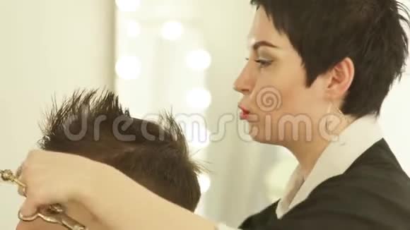 女理发师在美发沙龙用专业剪刀梳理剪发把理发师关起来视频的预览图