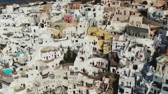 在希腊圣托里尼岛的奥亚飞越著名的蓝色圆顶教堂视频的预览图