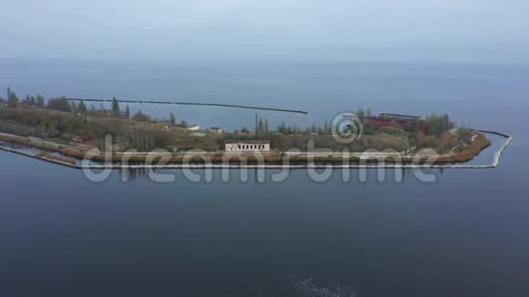 鸟瞰黑海中央的岛屿视频的预览图