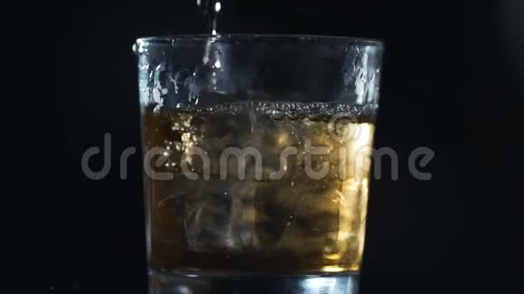 酒精是用冰块慢慢倒入玻璃杯中的酒精会做饮料每秒240帧视频的预览图