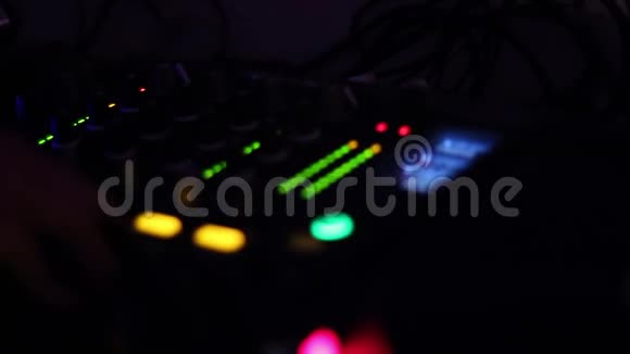 夜总会派对炫酷混合控制台上闪烁的灯光DJ播放音乐视频的预览图