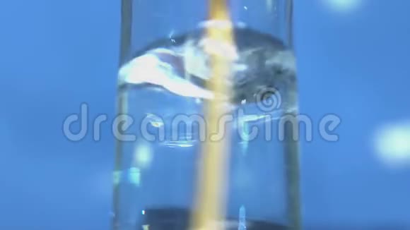 化学科学家在透明瓶中混合液体物质实验视频的预览图