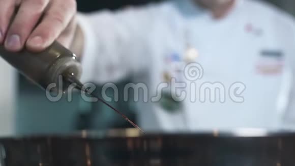 厨师在菜肴中加入橄榄油慢动作烹饪每秒240帧的液体下降烹饪食物视频的预览图
