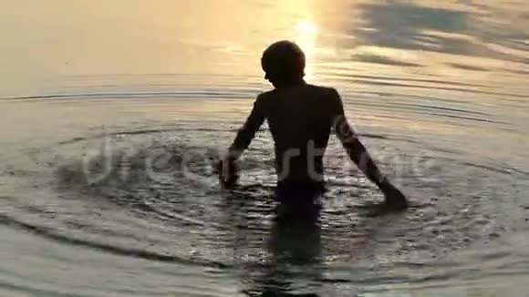 在日落的时候在水中阿蒂人绕着自己做一个大圆圈视频的预览图