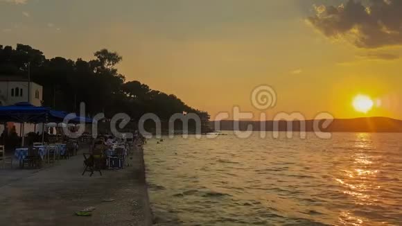 希腊著名的旅游胜地皮洛斯人们在那里享受夏天视频的预览图