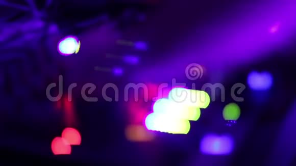 发光显示DJ混合控制台男人推和转动按钮缔约方视频的预览图