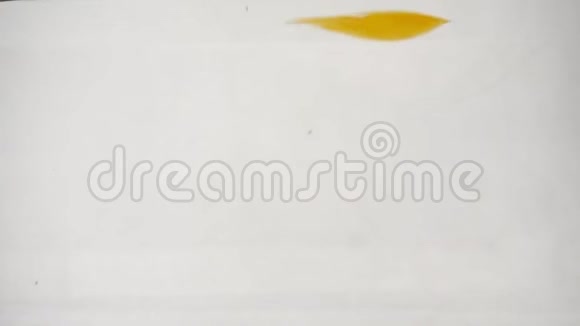 黄色辣椒落入水中溅起气泡动作缓慢视频的预览图