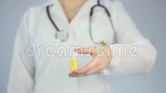 女医生提供一瓶药丸或维生素补充剂药店视频的预览图