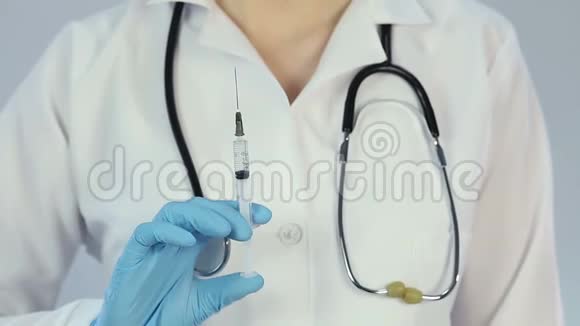 医生用注射器和药物安瓿准备帮助病人消除疼痛视频的预览图
