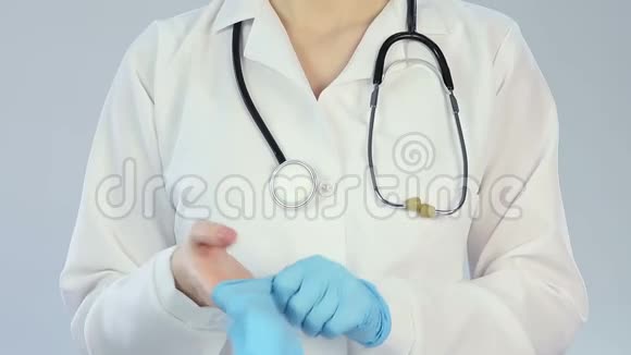 女医生在检查病人前戴上医疗手套医疗保健视频的预览图