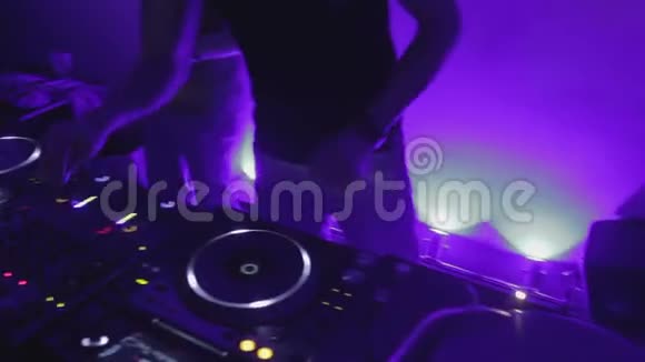 熟练的DJ控制音板在夜总会演奏音乐派对视频的预览图