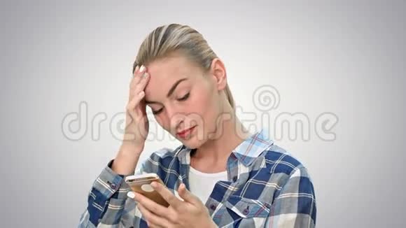 可怜的女人在电话上看坏消息在白色背景下痛苦地摸着她的头视频的预览图