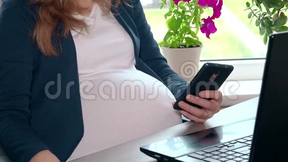 孕妇在工作场所使用智能手机和抚摸腹部视频的预览图