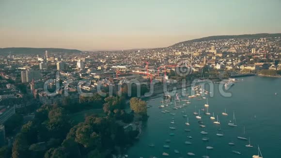 苏黎世城市景观和Limmat河外流鸟瞰视频的预览图