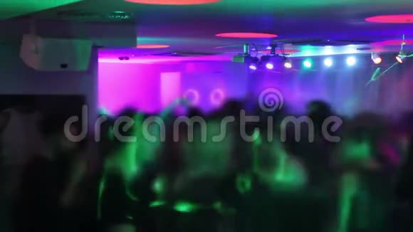 视觉效果延时一群人在俱乐部里闲逛夜总会气氛视频的预览图