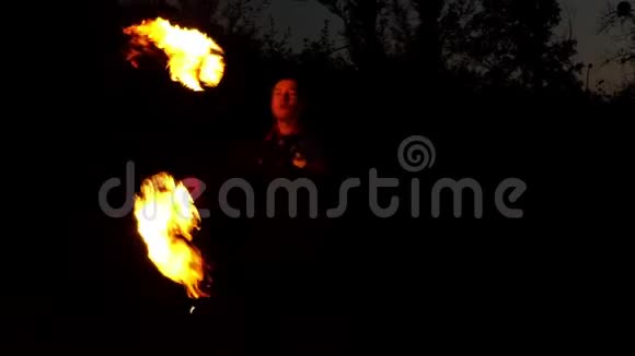 马戏团的人转了两个升的火焰他们看着斯隆莫的夜晚视频的预览图
