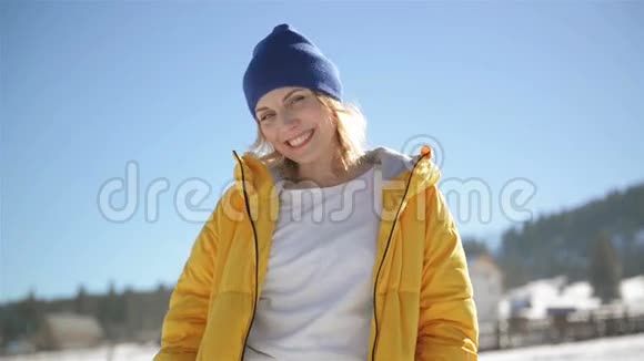 微笑的女人在蓝天的背景下享受冬天和乡村的风景户外青年惊人肖像视频的预览图