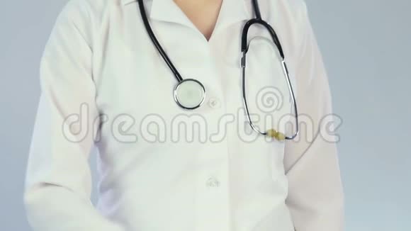 成功的医生穿着白色实验室外套竖起大拇指对临床有信心视频的预览图