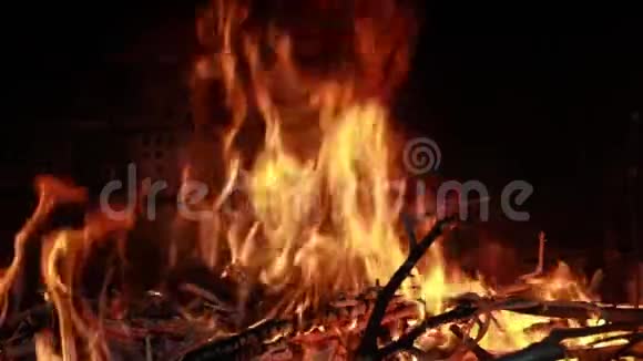 壁炉里有火明亮的黄色和红色火焰视频的预览图