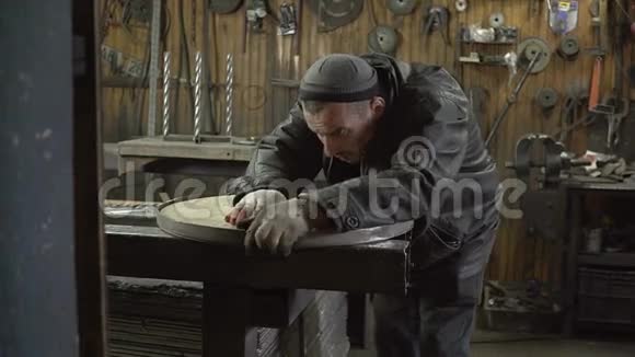 在工厂工作的焊工为家具制造金属视频的预览图
