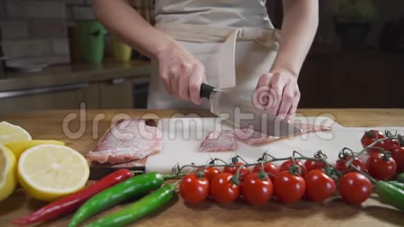 厨师在做海鲜饭之前先把生鱼片西红柿和胡椒和生鱼片煮鱼片亚洲料理视频的预览图