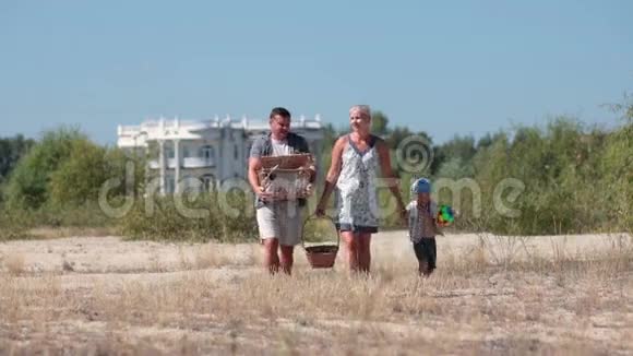 快乐的一家人去海边玩皮尼奇视频的预览图