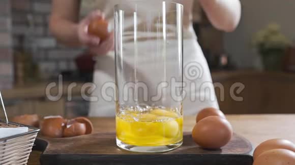 厨师用鸡蛋来做面团馅饼面包和面包店用鸡蛋做饭厨房里有食物视频的预览图