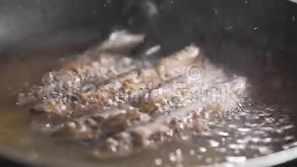 卡佩林是用热橄榄油脆煎鱼烹饪海鲜配鱼的菜肴炒的视频的预览图