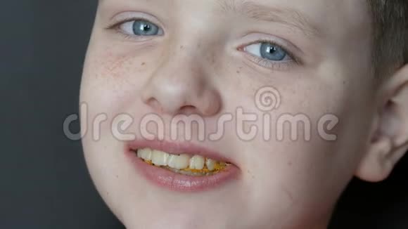 蓝眼睛雀斑少年吃薯片特写镜头视频的预览图